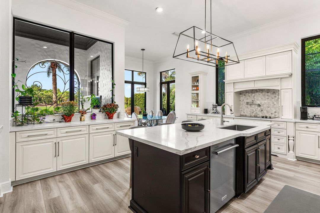 На продажу: $2,750,000 (6 спален, 5 ванн, 4813 Квадратных фут)