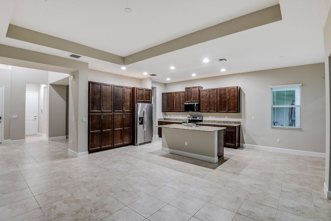 合同活跃: $558,620 (3 贝兹, 2 浴室, 1937 平方英尺)