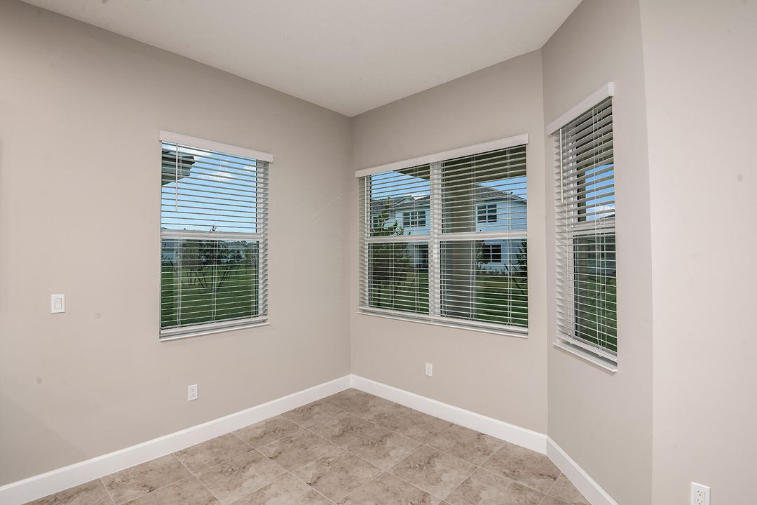 合同活跃: $558,620 (3 贝兹, 2 浴室, 1937 平方英尺)