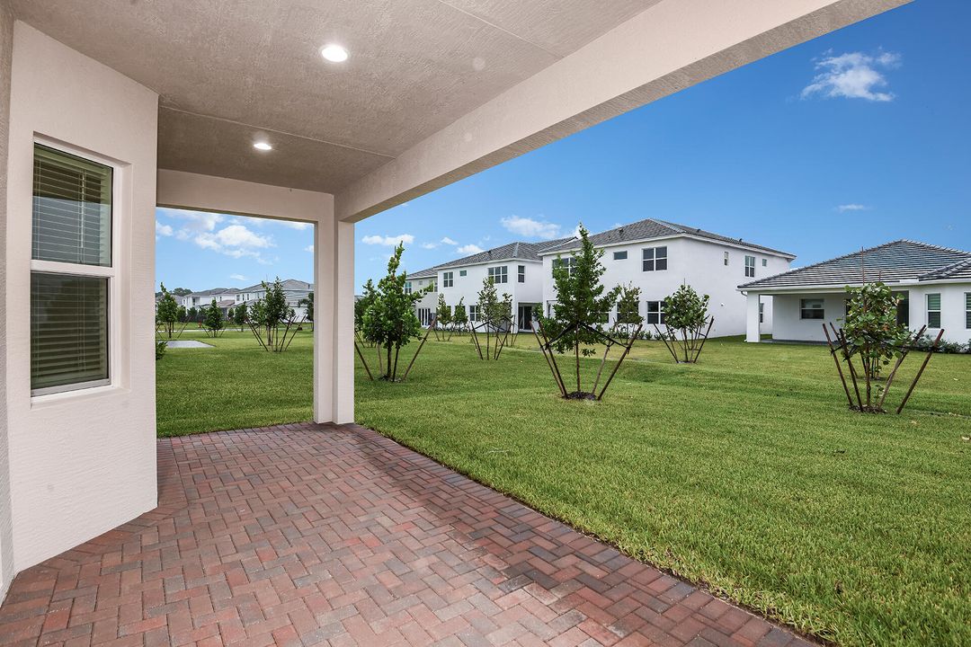 合同活跃: $558,620 (3 贝兹, 2 浴室, 1937 平方英尺)