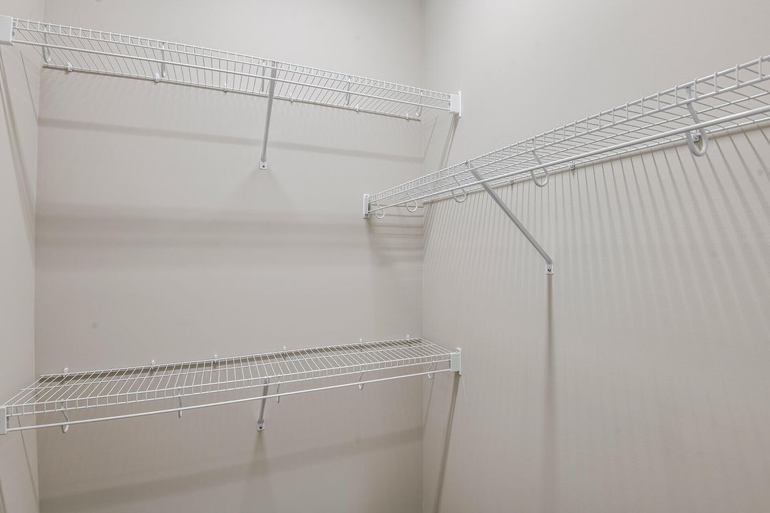 合同活跃: $558,620 (3 贝兹, 2 浴室, 1937 平方英尺)