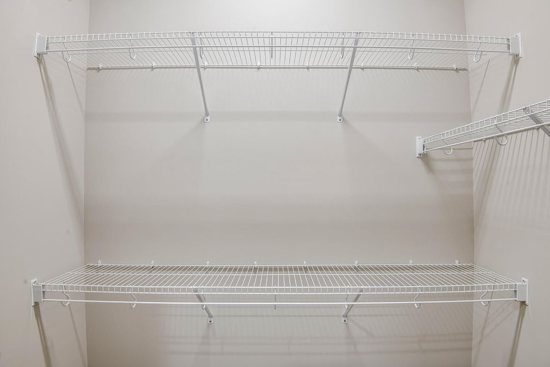 合同活跃: $558,620 (3 贝兹, 2 浴室, 1937 平方英尺)