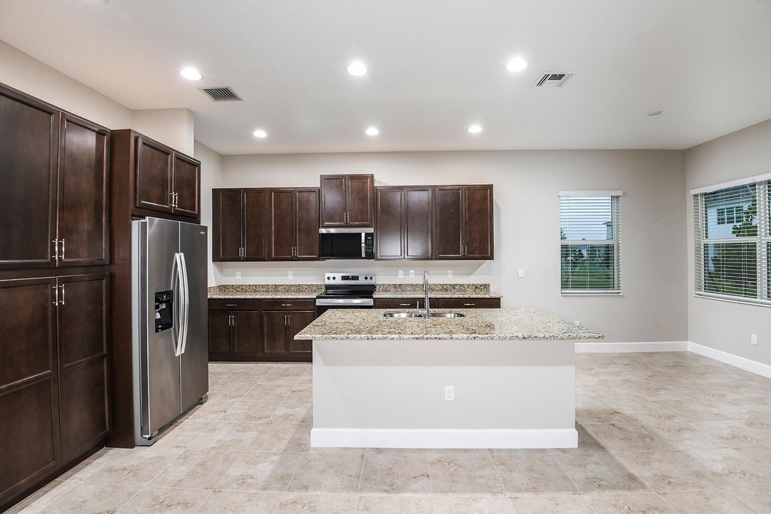 合同活跃: $558,620 (3 贝兹, 2 浴室, 1937 平方英尺)