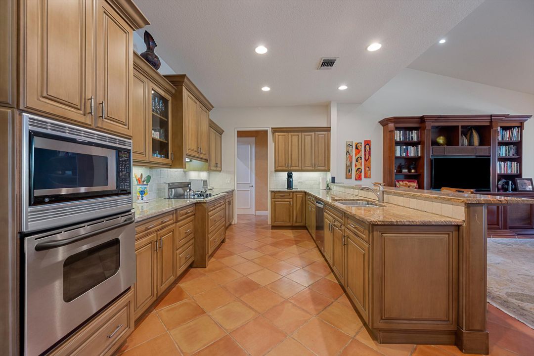 合同活跃: $2,950,000 (3 贝兹, 3 浴室, 3713 平方英尺)