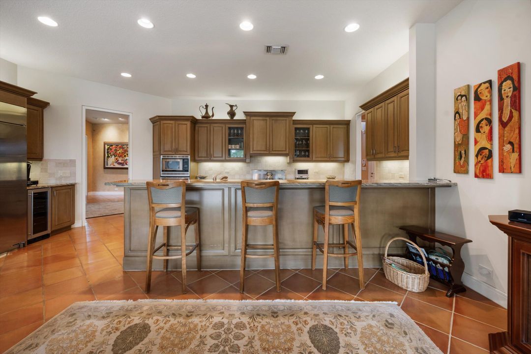 合同活跃: $2,950,000 (3 贝兹, 3 浴室, 3713 平方英尺)