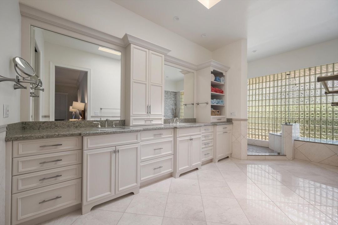 合同活跃: $2,950,000 (3 贝兹, 3 浴室, 3713 平方英尺)