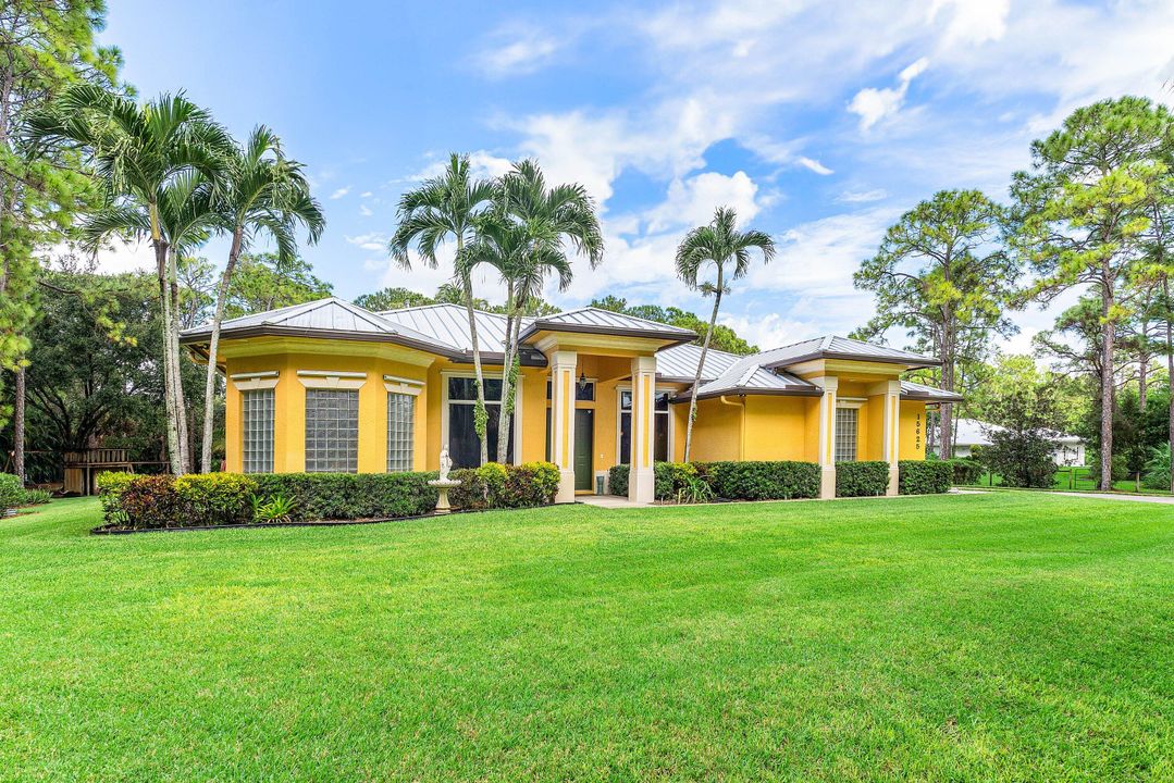 For Sale: $999,000 (3 beds, 3 baths, 2709 Square Feet)