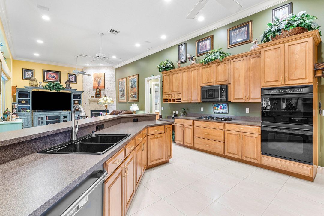 For Sale: $999,000 (3 beds, 3 baths, 2709 Square Feet)