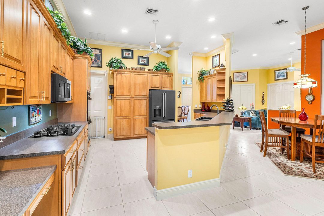 For Sale: $999,000 (3 beds, 3 baths, 2709 Square Feet)