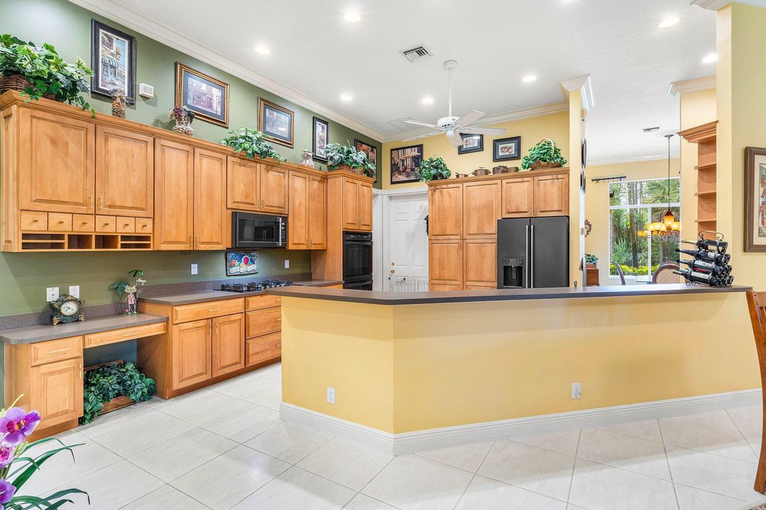 For Sale: $999,000 (3 beds, 3 baths, 2709 Square Feet)