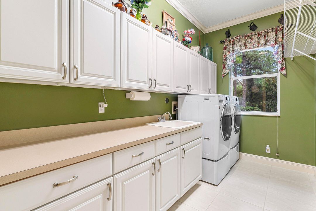 For Sale: $999,000 (3 beds, 3 baths, 2709 Square Feet)