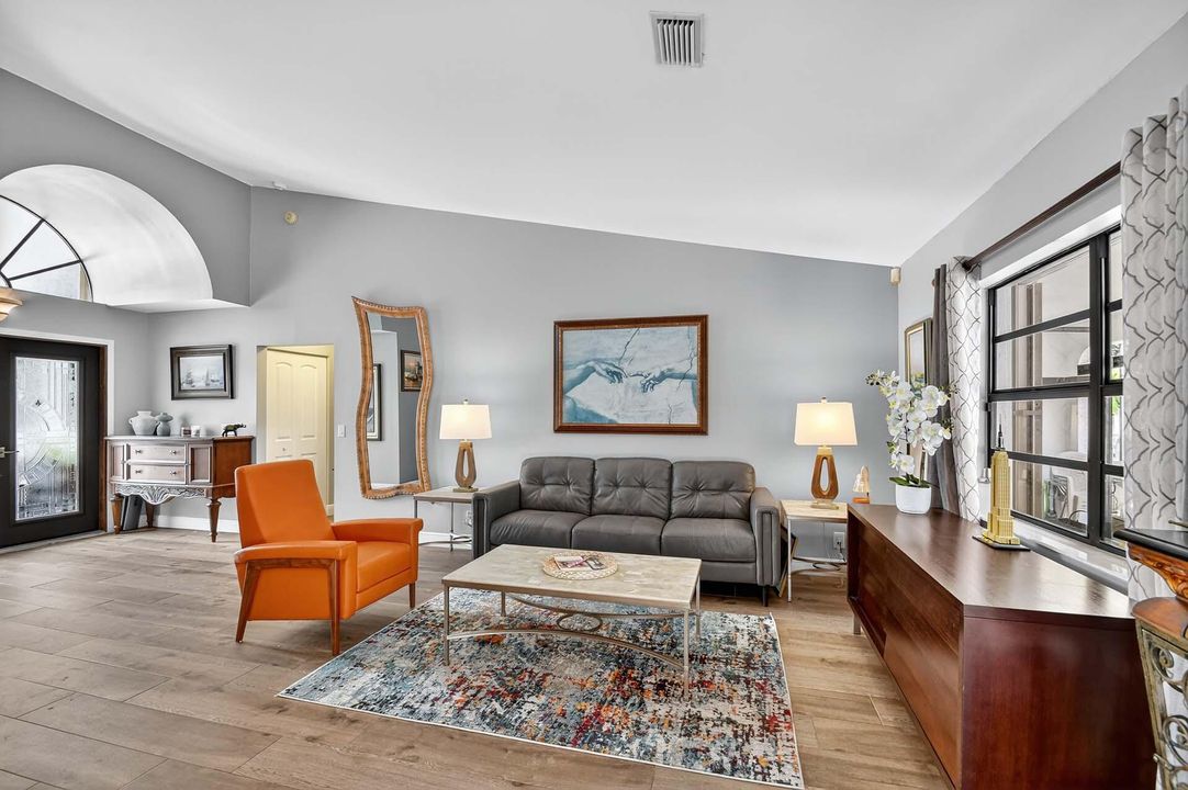 Activo con contrato: $735,000 (3 camas, 2 baños, 2129 Pies cuadrados)