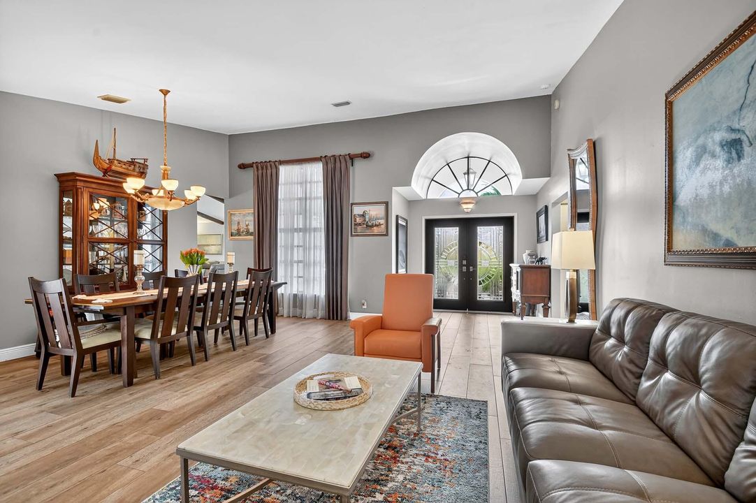 Activo con contrato: $735,000 (3 camas, 2 baños, 2129 Pies cuadrados)