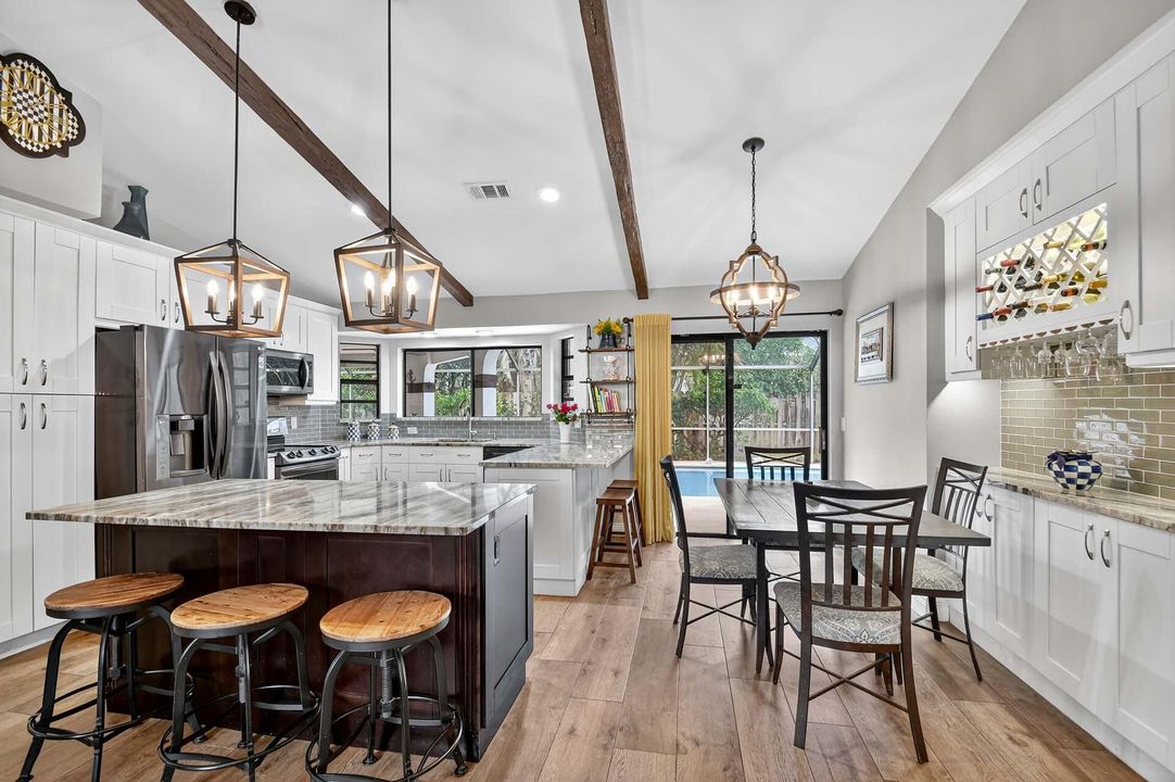 Activo con contrato: $735,000 (3 camas, 2 baños, 2129 Pies cuadrados)