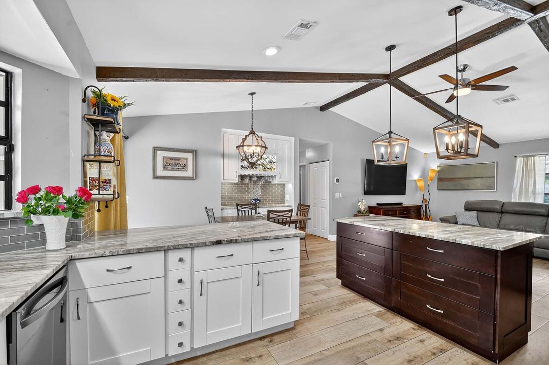 Activo con contrato: $735,000 (3 camas, 2 baños, 2129 Pies cuadrados)