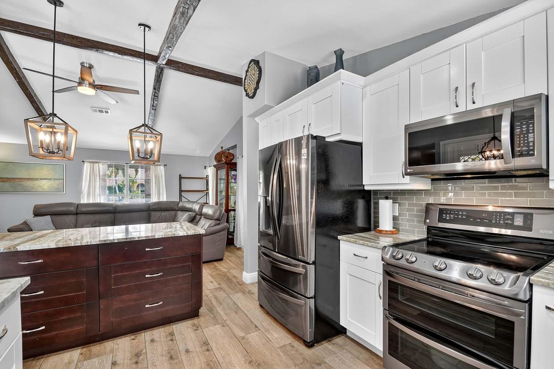 Activo con contrato: $735,000 (3 camas, 2 baños, 2129 Pies cuadrados)