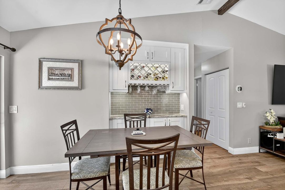 Activo con contrato: $735,000 (3 camas, 2 baños, 2129 Pies cuadrados)