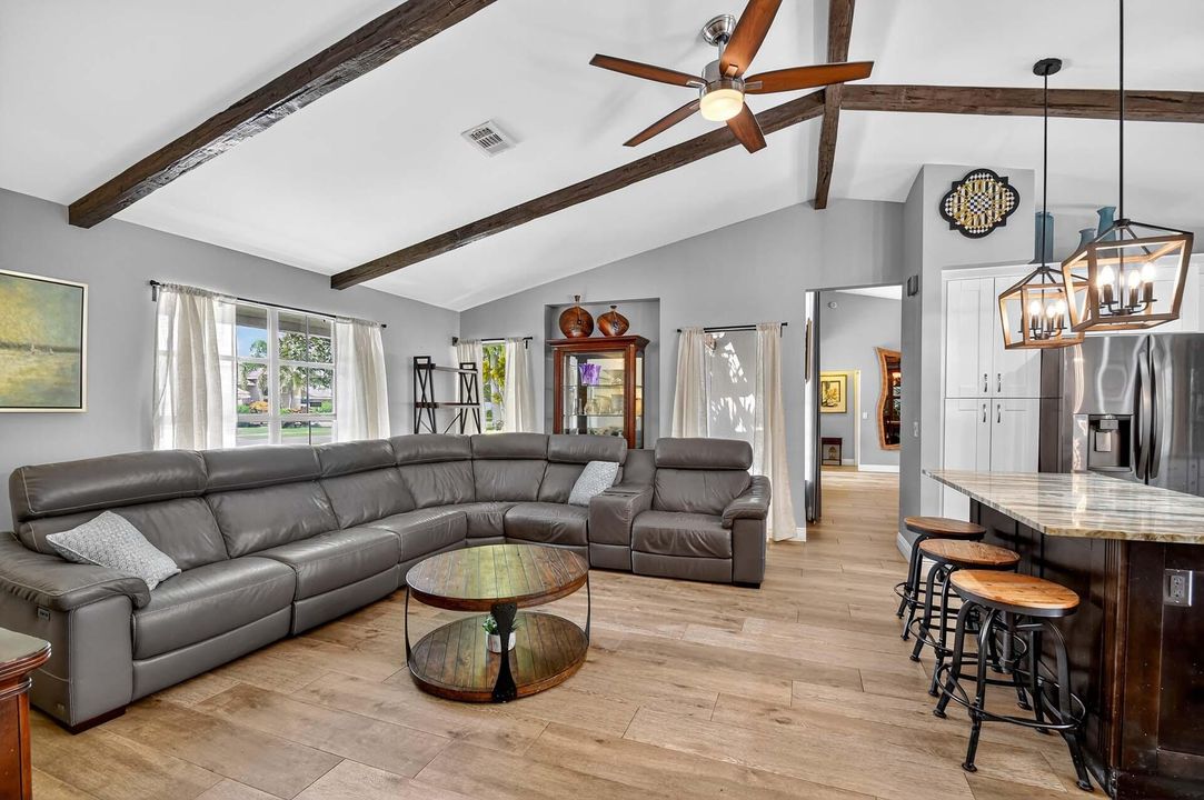 Activo con contrato: $735,000 (3 camas, 2 baños, 2129 Pies cuadrados)