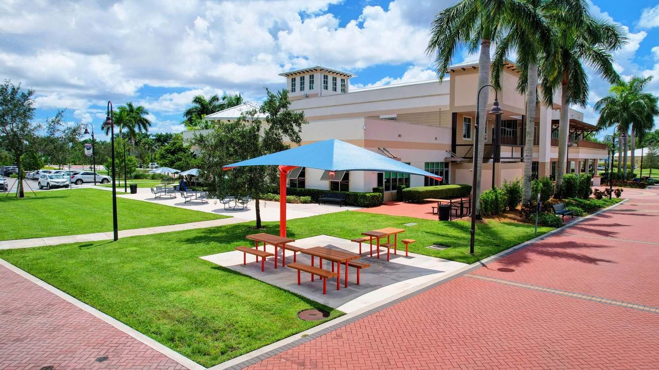 Activo con contrato: $735,000 (3 camas, 2 baños, 2129 Pies cuadrados)