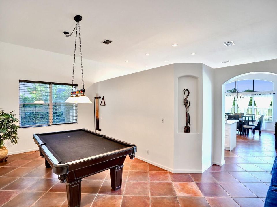 合同活跃: $729,000 (4 贝兹, 2 浴室, 2372 平方英尺)