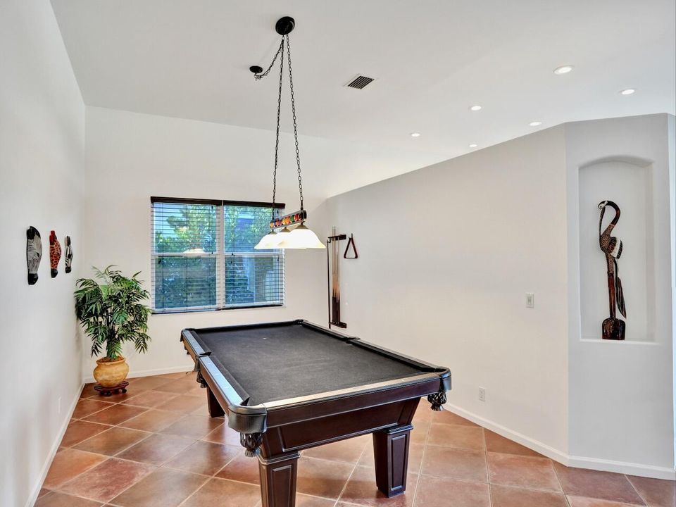 合同活跃: $729,000 (4 贝兹, 2 浴室, 2372 平方英尺)