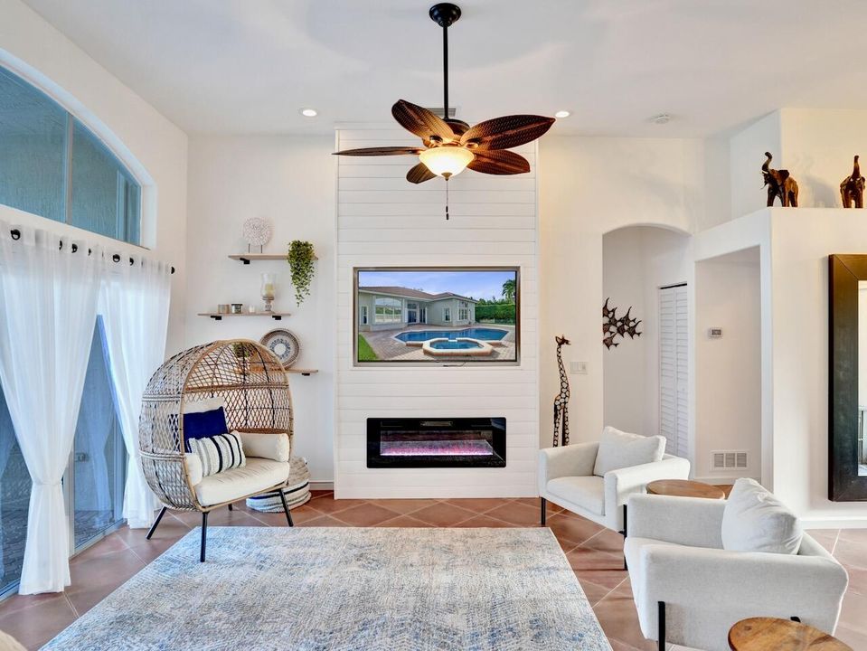 合同活跃: $729,000 (4 贝兹, 2 浴室, 2372 平方英尺)