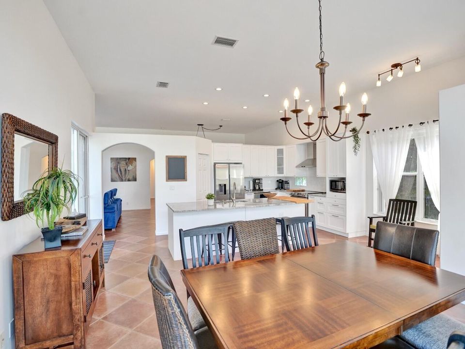 合同活跃: $729,000 (4 贝兹, 2 浴室, 2372 平方英尺)