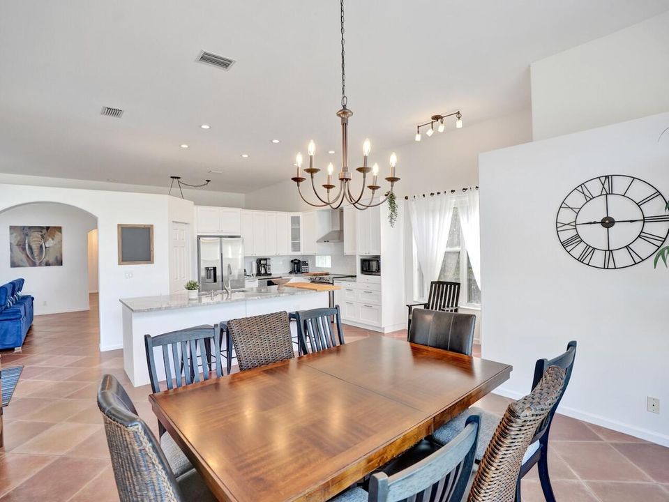 合同活跃: $729,000 (4 贝兹, 2 浴室, 2372 平方英尺)