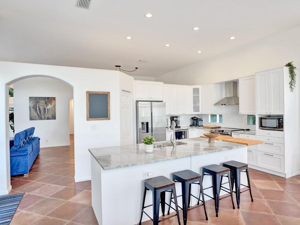 合同活跃: $729,000 (4 贝兹, 2 浴室, 2372 平方英尺)