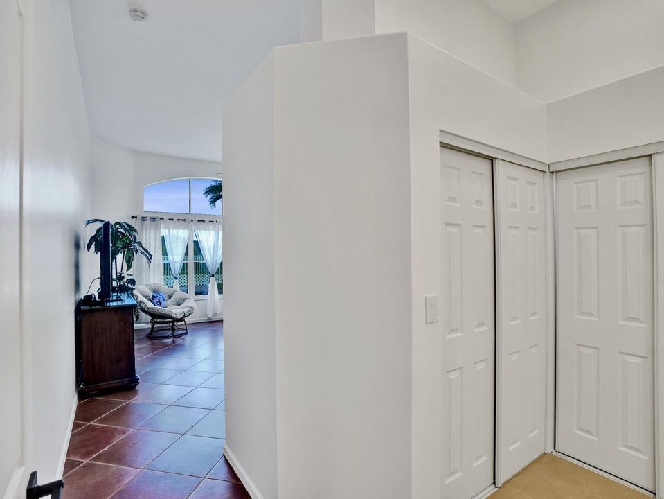 合同活跃: $729,000 (4 贝兹, 2 浴室, 2372 平方英尺)