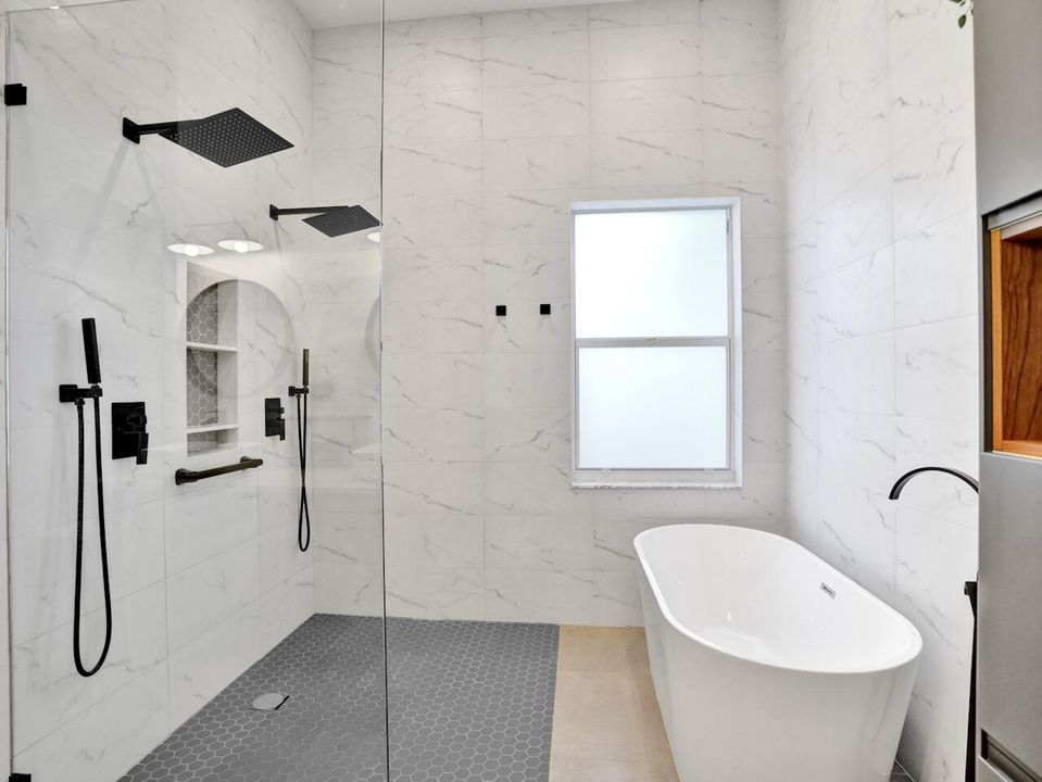 合同活跃: $729,000 (4 贝兹, 2 浴室, 2372 平方英尺)