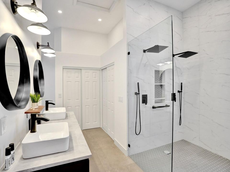 合同活跃: $729,000 (4 贝兹, 2 浴室, 2372 平方英尺)