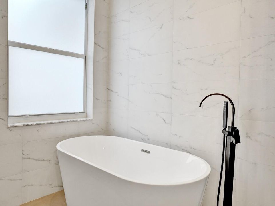 合同活跃: $729,000 (4 贝兹, 2 浴室, 2372 平方英尺)