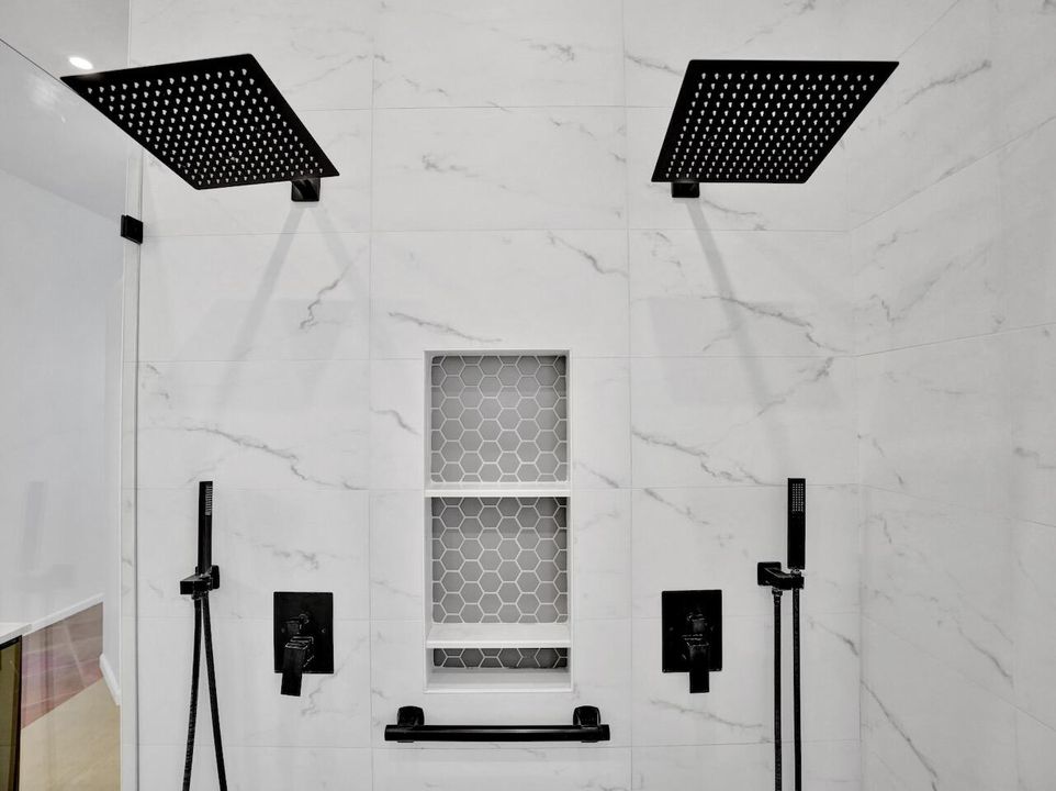 合同活跃: $729,000 (4 贝兹, 2 浴室, 2372 平方英尺)