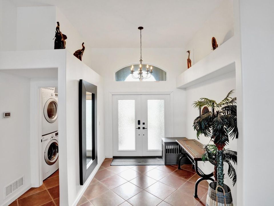 合同活跃: $729,000 (4 贝兹, 2 浴室, 2372 平方英尺)