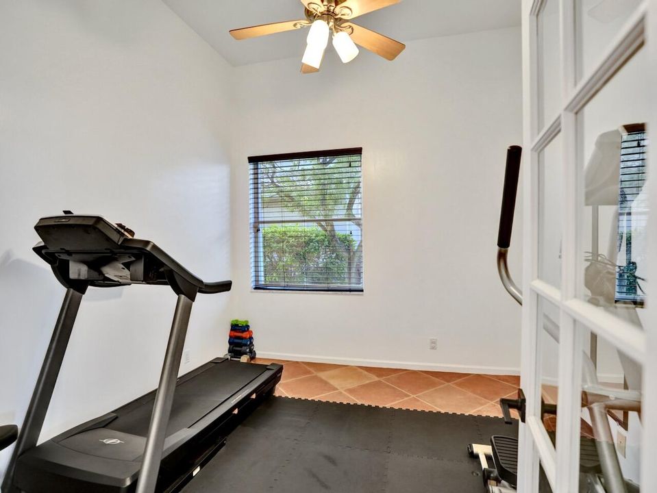 合同活跃: $729,000 (4 贝兹, 2 浴室, 2372 平方英尺)