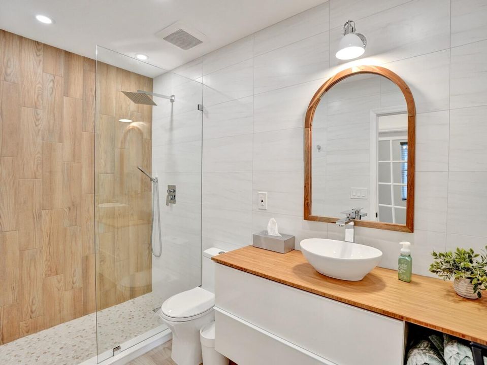 合同活跃: $729,000 (4 贝兹, 2 浴室, 2372 平方英尺)