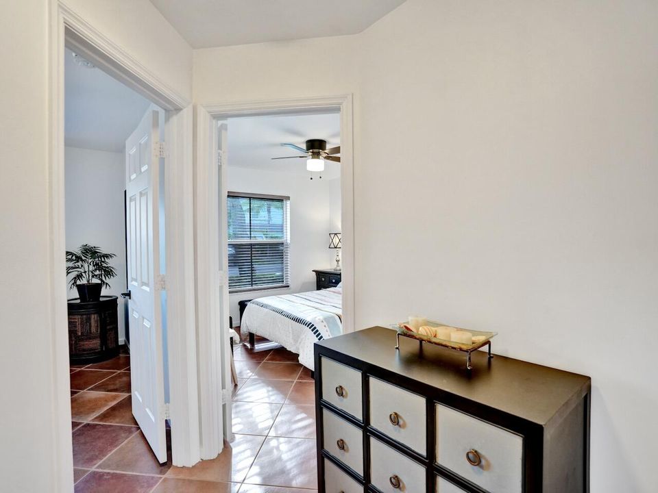 合同活跃: $729,000 (4 贝兹, 2 浴室, 2372 平方英尺)