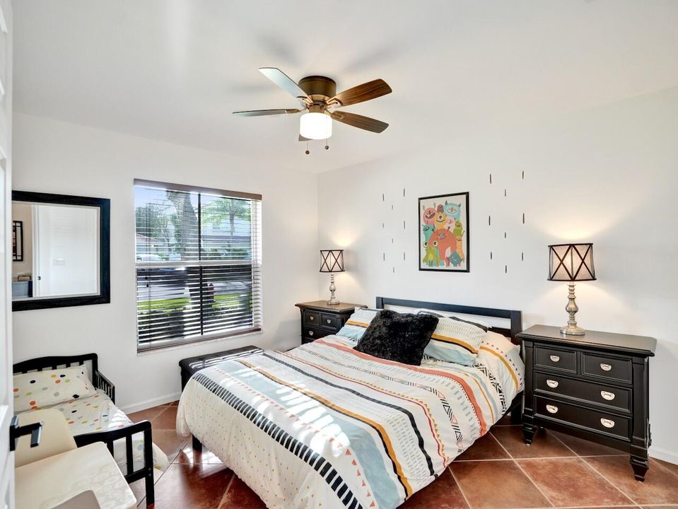 合同活跃: $729,000 (4 贝兹, 2 浴室, 2372 平方英尺)