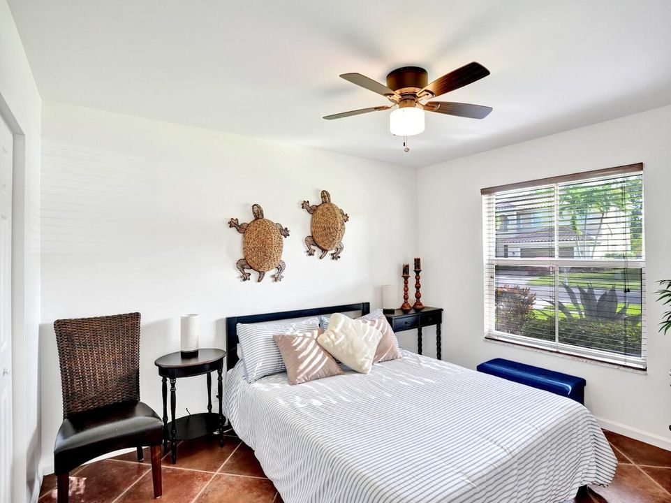 合同活跃: $729,000 (4 贝兹, 2 浴室, 2372 平方英尺)