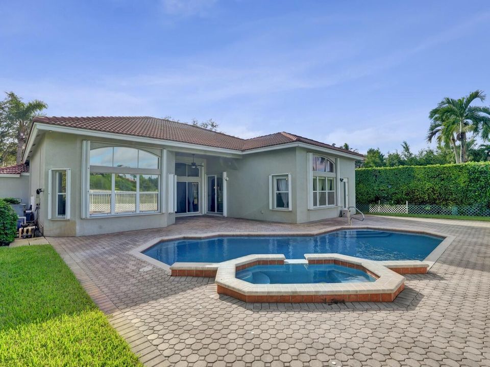 合同活跃: $729,000 (4 贝兹, 2 浴室, 2372 平方英尺)