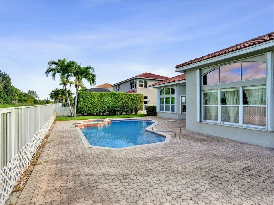 合同活跃: $729,000 (4 贝兹, 2 浴室, 2372 平方英尺)