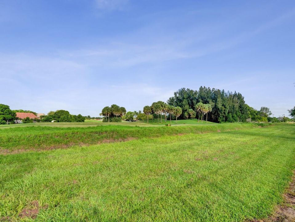 合同活跃: $729,000 (4 贝兹, 2 浴室, 2372 平方英尺)