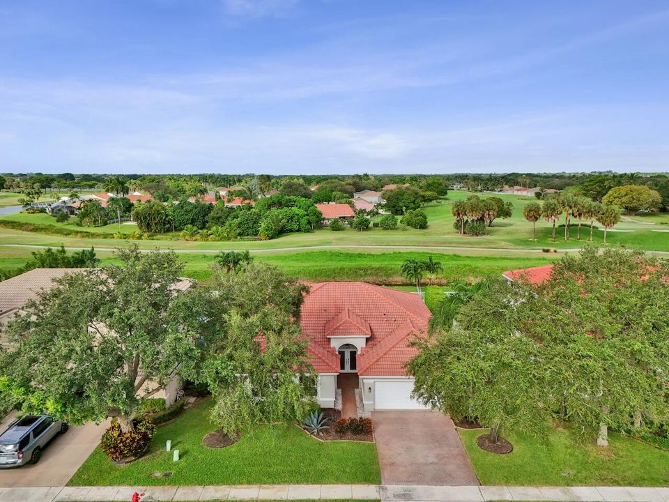 合同活跃: $729,000 (4 贝兹, 2 浴室, 2372 平方英尺)