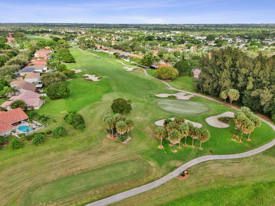 合同活跃: $729,000 (4 贝兹, 2 浴室, 2372 平方英尺)