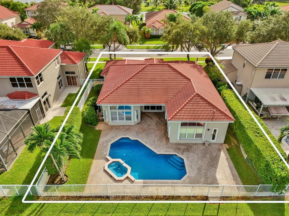 合同活跃: $729,000 (4 贝兹, 2 浴室, 2372 平方英尺)