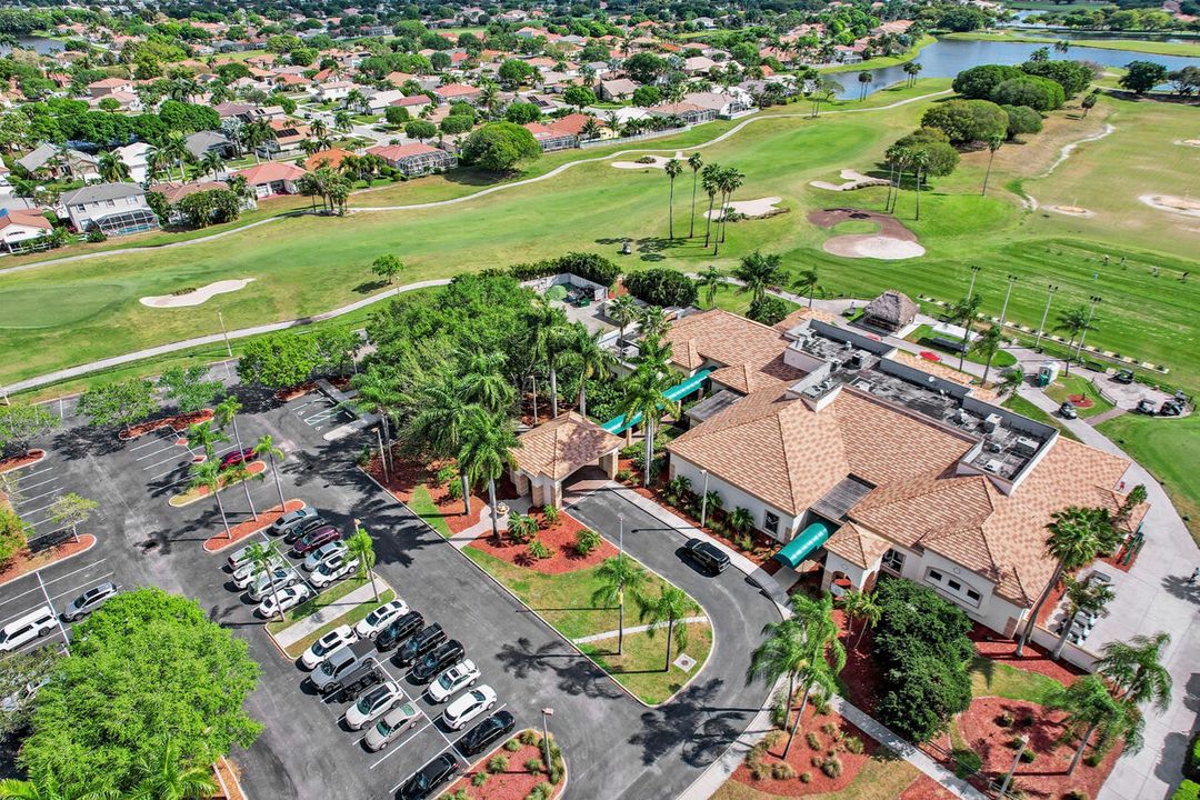 合同活跃: $729,000 (4 贝兹, 2 浴室, 2372 平方英尺)