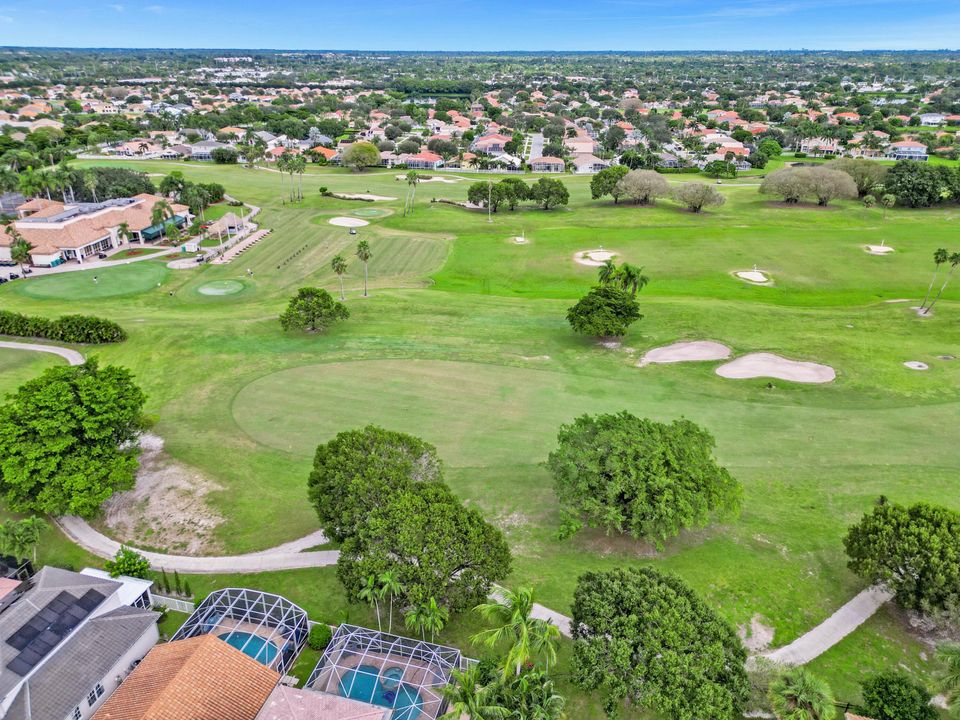 合同活跃: $729,000 (4 贝兹, 2 浴室, 2372 平方英尺)