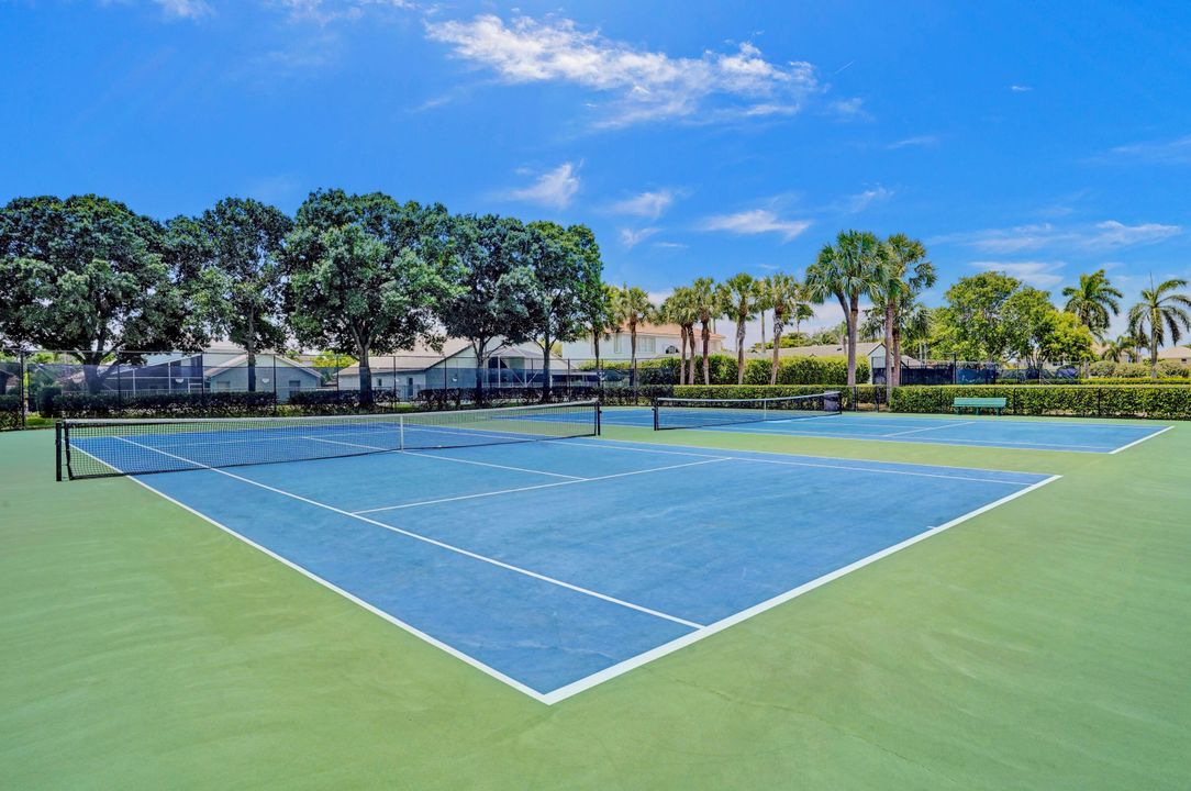 合同活跃: $729,000 (4 贝兹, 2 浴室, 2372 平方英尺)