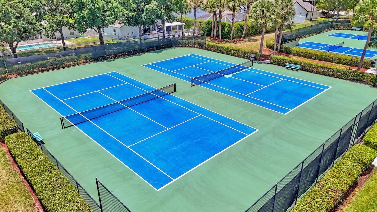 合同活跃: $729,000 (4 贝兹, 2 浴室, 2372 平方英尺)